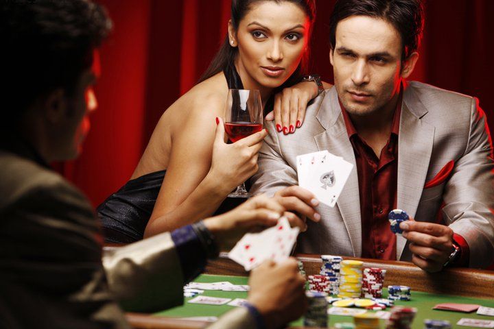 erek 25 live-dealer studio with HD broadcast and professional dealer at blackjack table